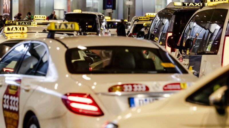 Vorrecht für Taxigenossenschaft: „Wir werden diskriminiert“ – Taxizoff um die Plätze am Flughafen in Düsseldorf