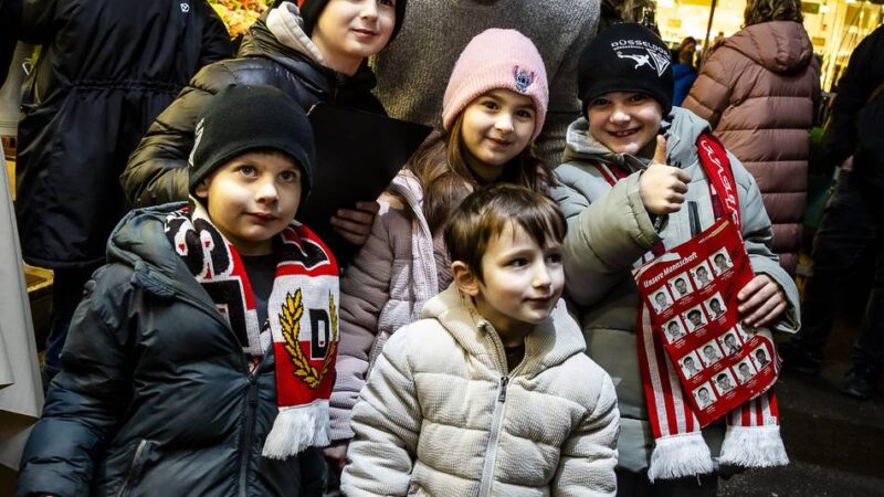 Aktion auf dem Carlsplatz: Fortuna-Fans treffen ihre Idole bei einer Rallye – „So nah kommst du den Spielern sonst nie“