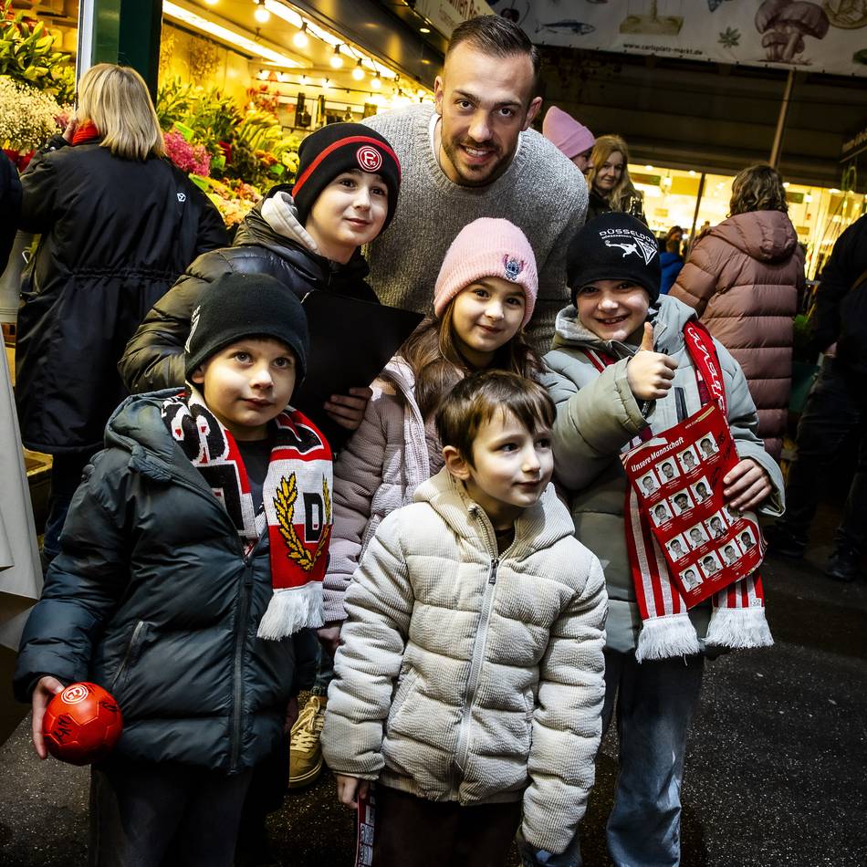 Aktion auf dem Carlsplatz: Fortuna-Fans treffen ihre Idole bei einer Rallye – „So nah kommst du den Spielern sonst nie“