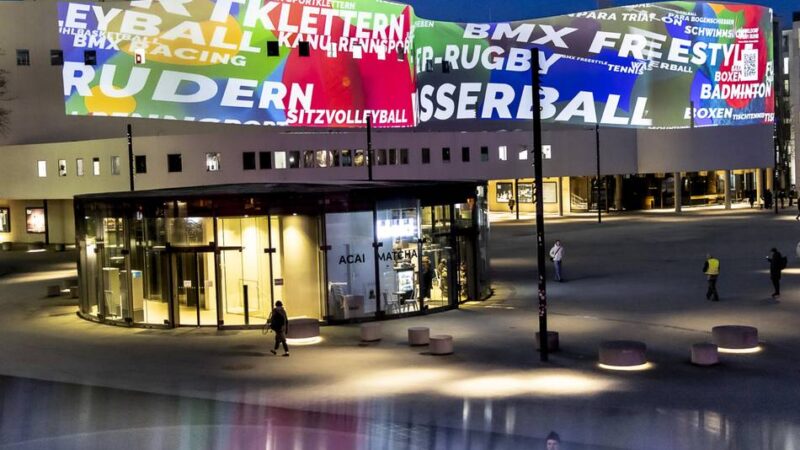 Installation in der Innenstadt: Das Düsseldorfer Schauspielhaus leuchtet für die Olympischen Spiele