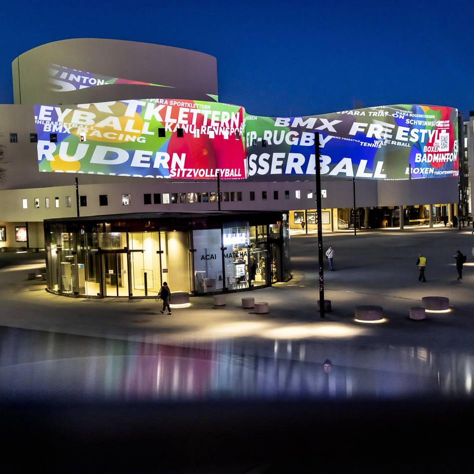 Installation in der Innenstadt: Das Düsseldorfer Schauspielhaus leuchtet für die Olympischen Spiele