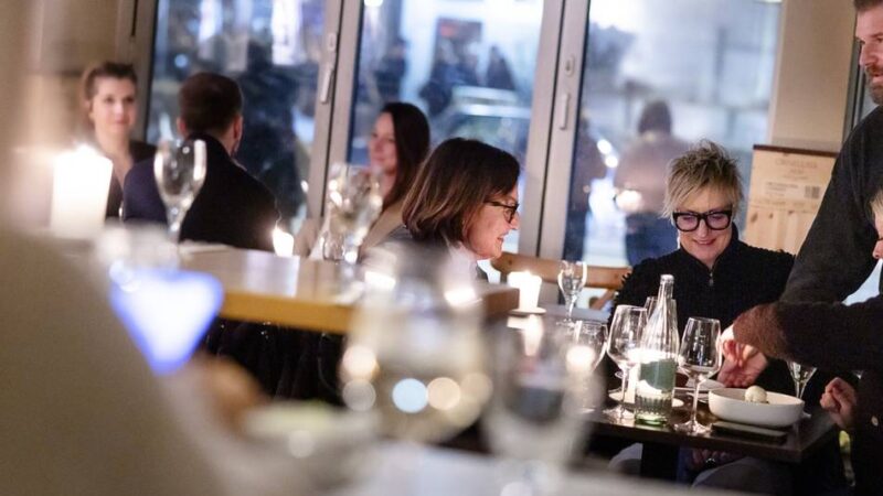 Restaurants in Düsseldorf: Schlange vorm Em Brass? Warum sich das Anstehen lohnt