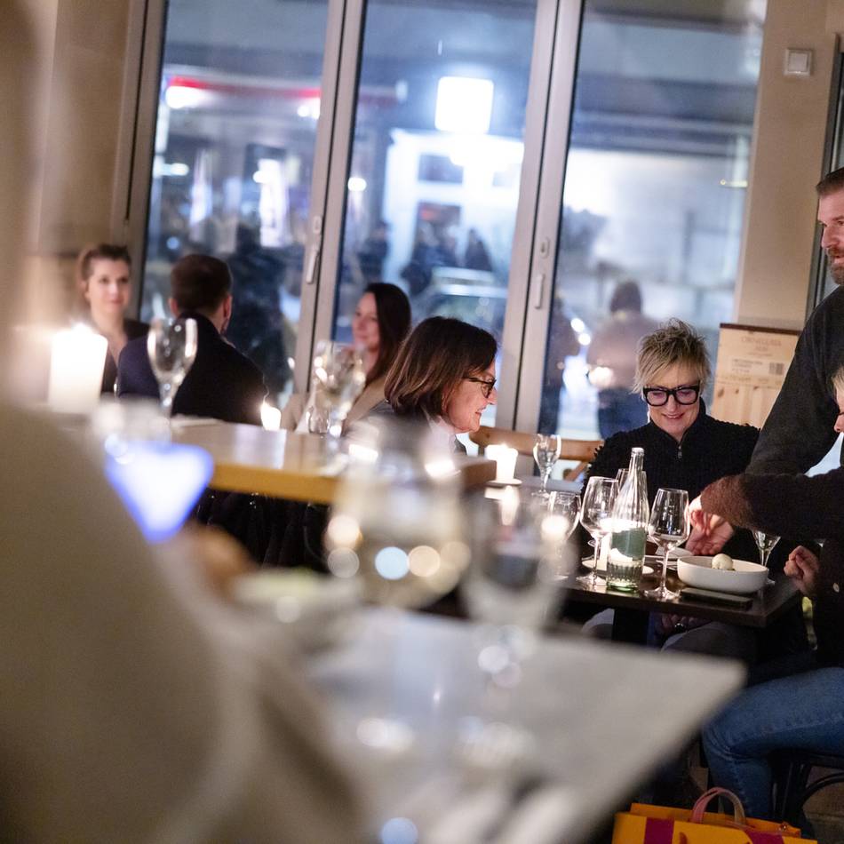 Restaurants in Düsseldorf: Schlange vorm Em Brass? Warum sich das Anstehen lohnt