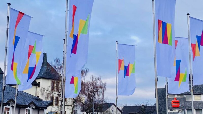 Kunstinitiative Radevormwald: „Choreografie“ – Fahnenkunst im Kreisel