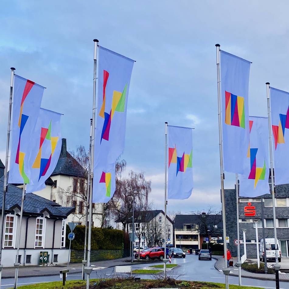 Kunstinitiative Radevormwald: „Choreografie“ – Fahnenkunst im Kreisel