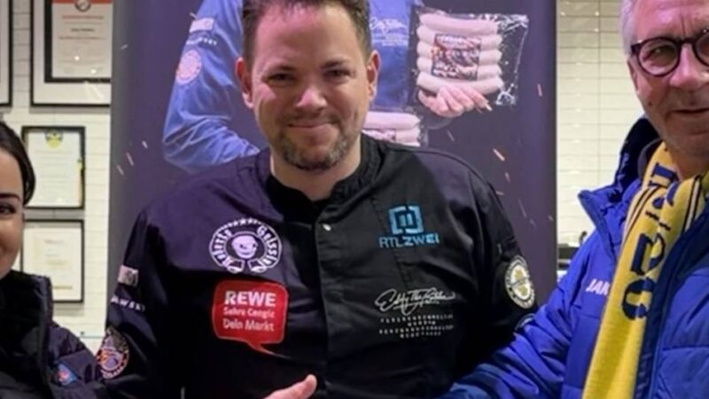 Karnevalswette in Dormagen: Schafft die KG Ahl Dormagener Junge 111 kostümierte Jecken vor dem Rewe‑Markt?