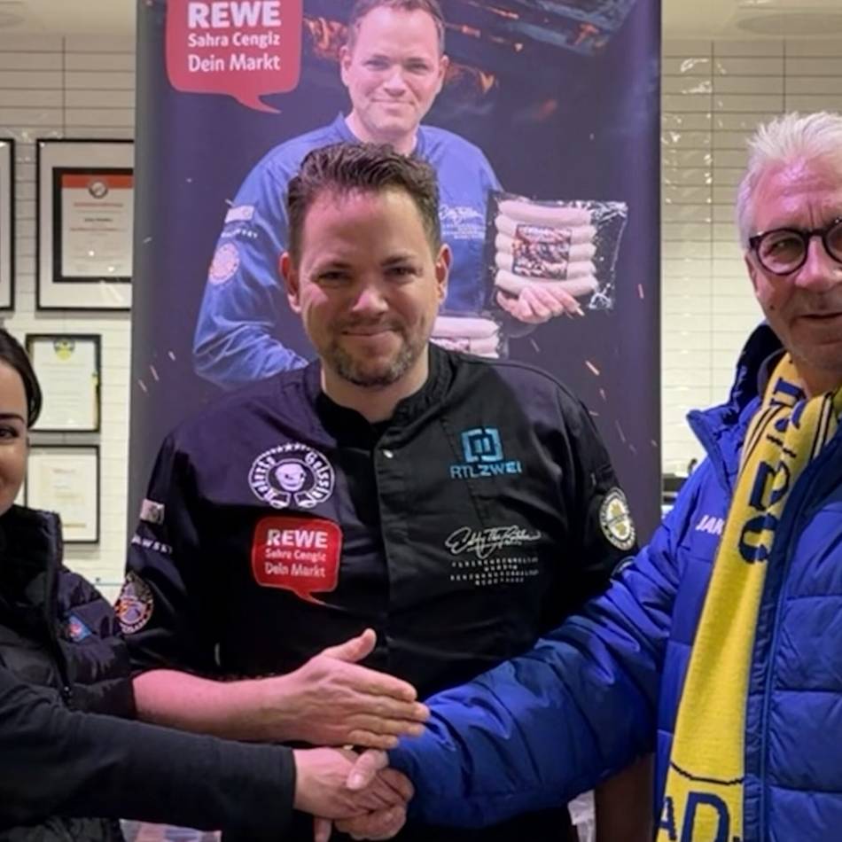 Karnevalswette in Dormagen: Schafft die KG Ahl Dormagener Junge 111 kostümierte Jecken vor dem Rewe‑Markt?