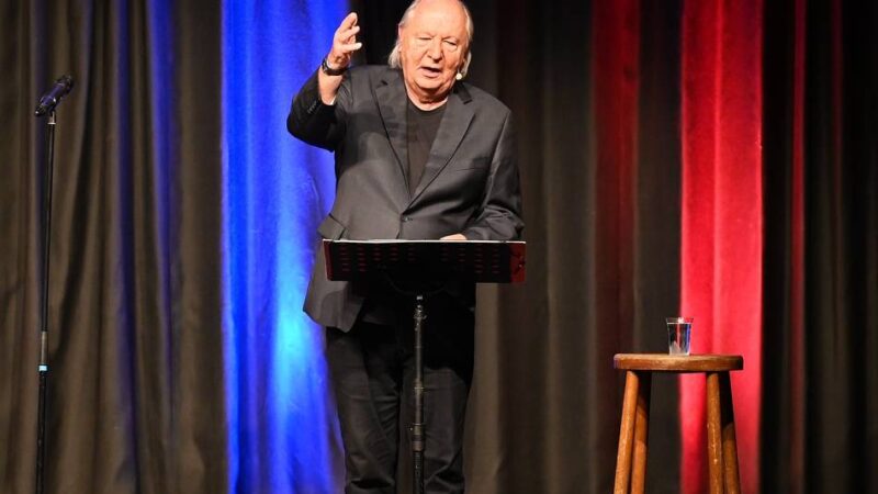 Kabarett in Wermelskirchen: Bissig wie eh und je seziert Schmickler das Weltgeschehen