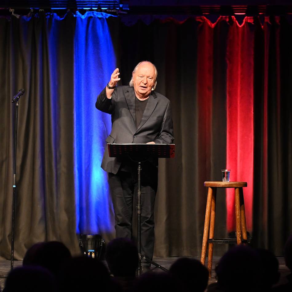 Kabarett in Wermelskirchen: Bissig wie eh und je seziert Schmickler das Weltgeschehen