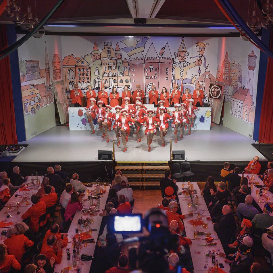 Prunksitzung in Goch: Die 1. GGK brannte im Kastell ein Feuerwerk in Rot und Weiß ab