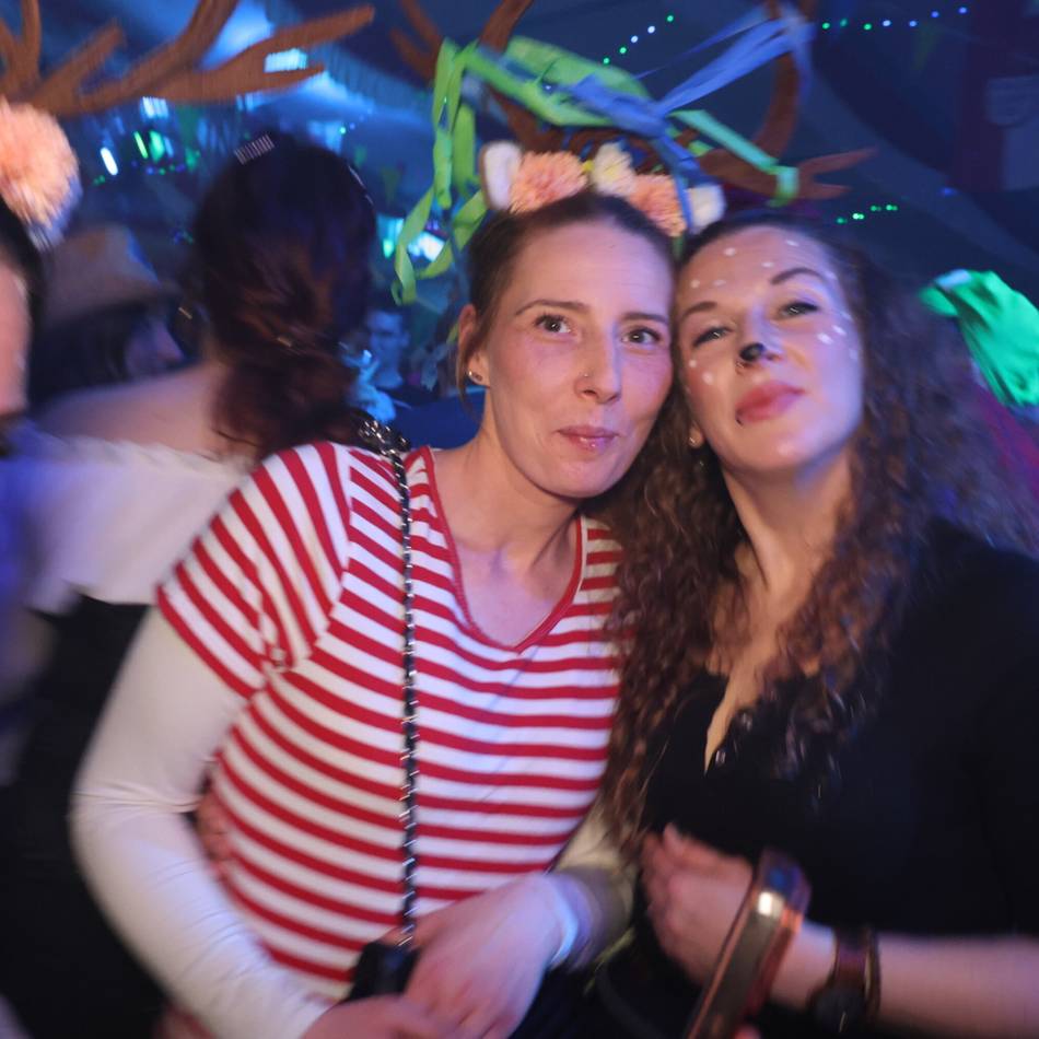 Größte Karnevalsparty im Rhein-Kreis: „Da simmer dabei“ in Wevelinghoven feiert närrisches Jubiläum