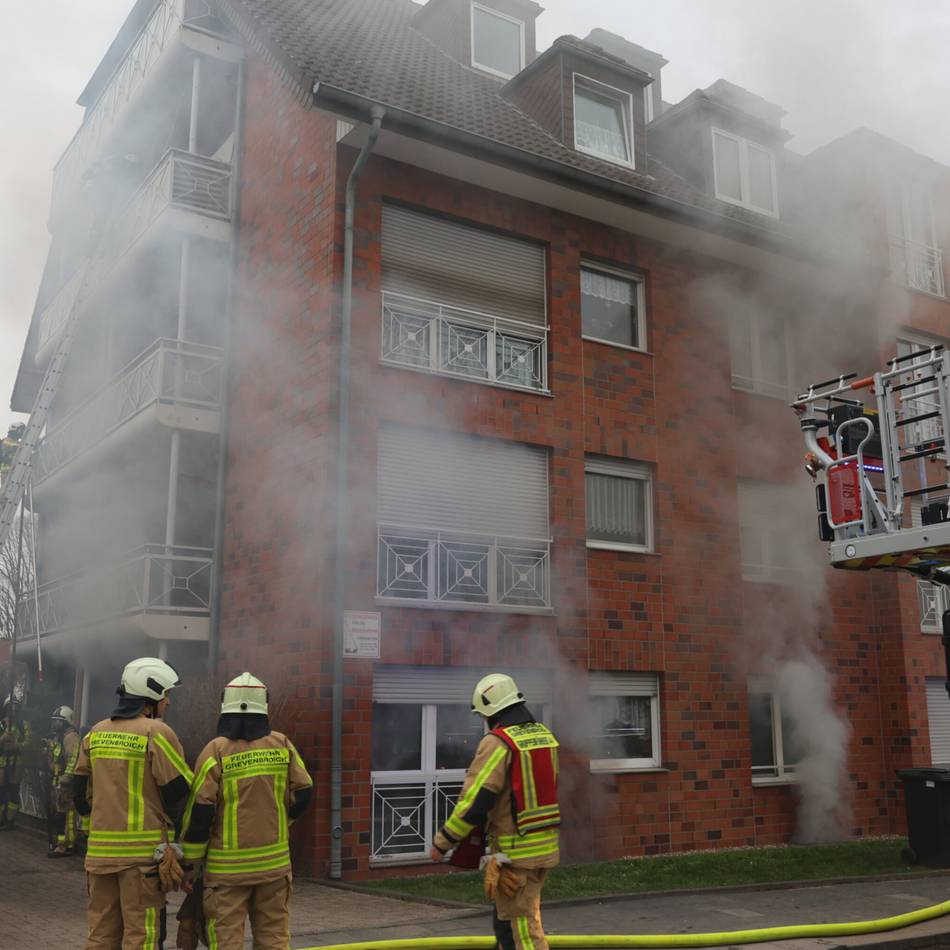Mehrfamilienhaus nach Feuer unbewohnbar: „Da schläft man nicht mehr ruhig“ – Bewohner nach neuerlichem Brand in Angst