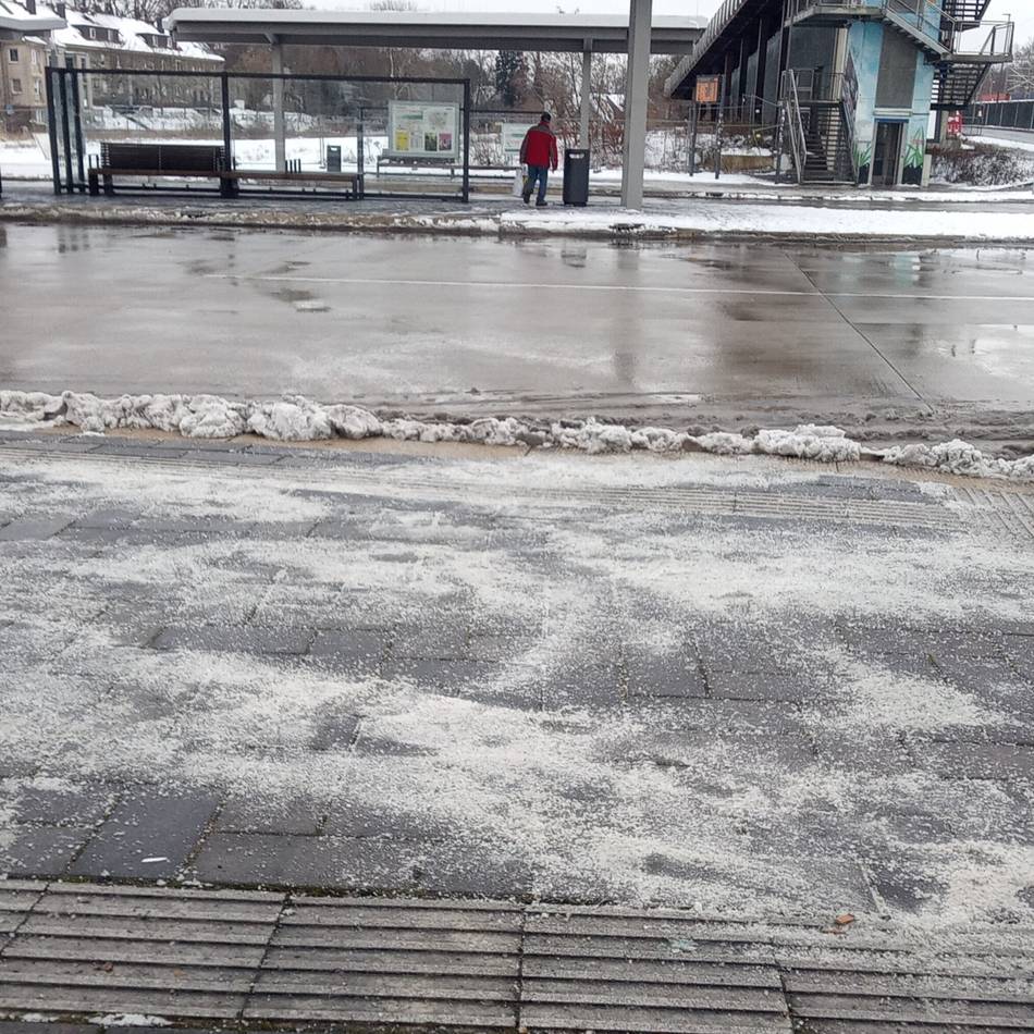 Winterdienst in Leverkusen: Streusalzeinsatz am Busbahnhof Opladen – „teils ist der Platz ,gepökelt‘“