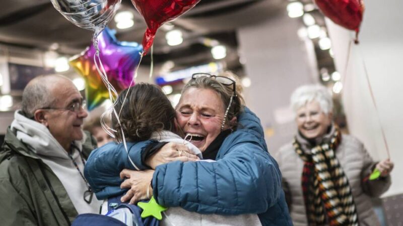 Ankunft am Düsseldorf Airport: Wenn sich die Türen öffnen, brechen alle Dämme
