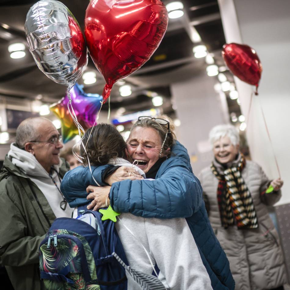 Ankunft am Düsseldorf Airport: Wenn sich die Türen öffnen, brechen alle Dämme