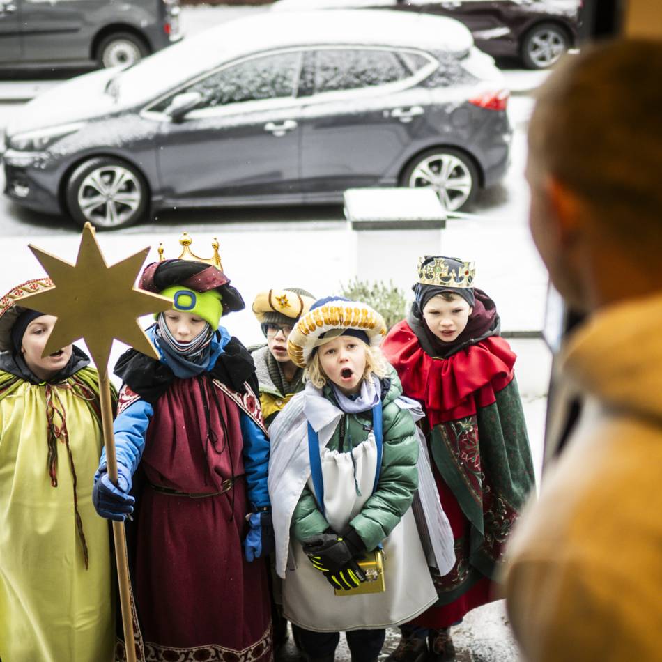 Segen in der Kälte:  „Haltet euch am Geländer fest“ – Unterwegs mit den Sternsingern in Düsseldorf