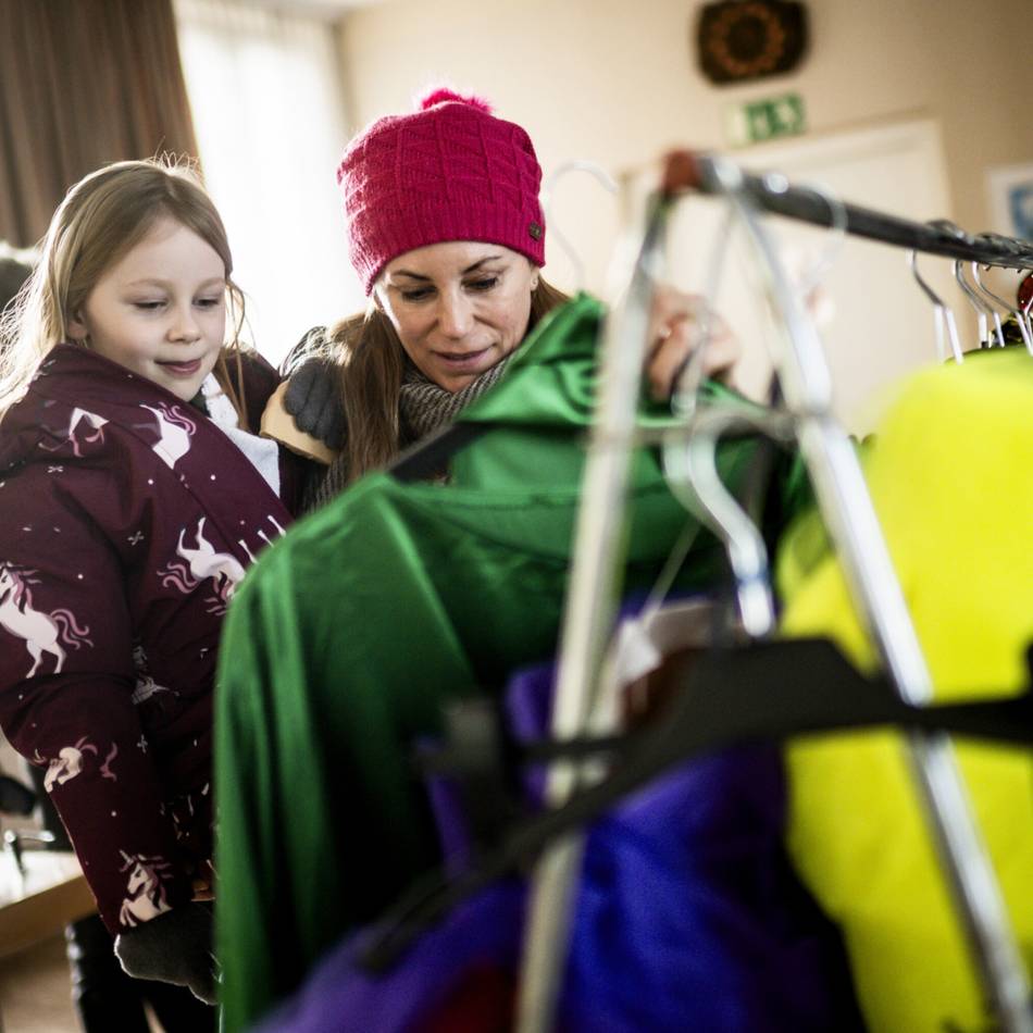 Premiere im Pfarrheim Düsseldorf-Volmerswerth: Schöne Kostüme und Gespräche beim ersten Kostümtausch