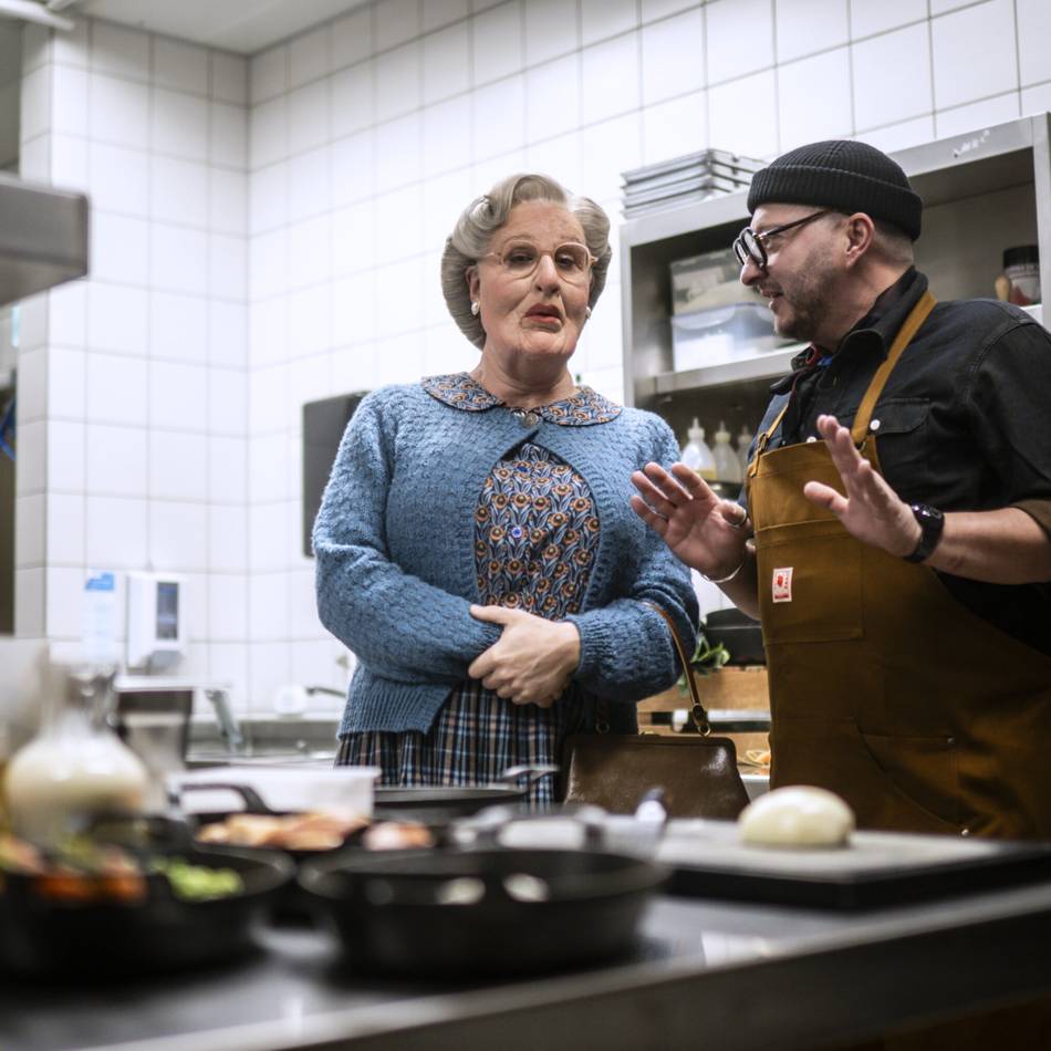 Kochnachhilfe für Mrs. Doubtfire: TV-Koch gibt Musical-Kindermädchen Nachhilfe – „Ich bin zum Musical-Fan geworden“