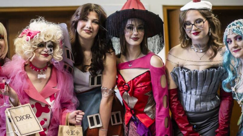 Karneval mal anders: Schüler schneidern Kostüme für das Amazonenkorps