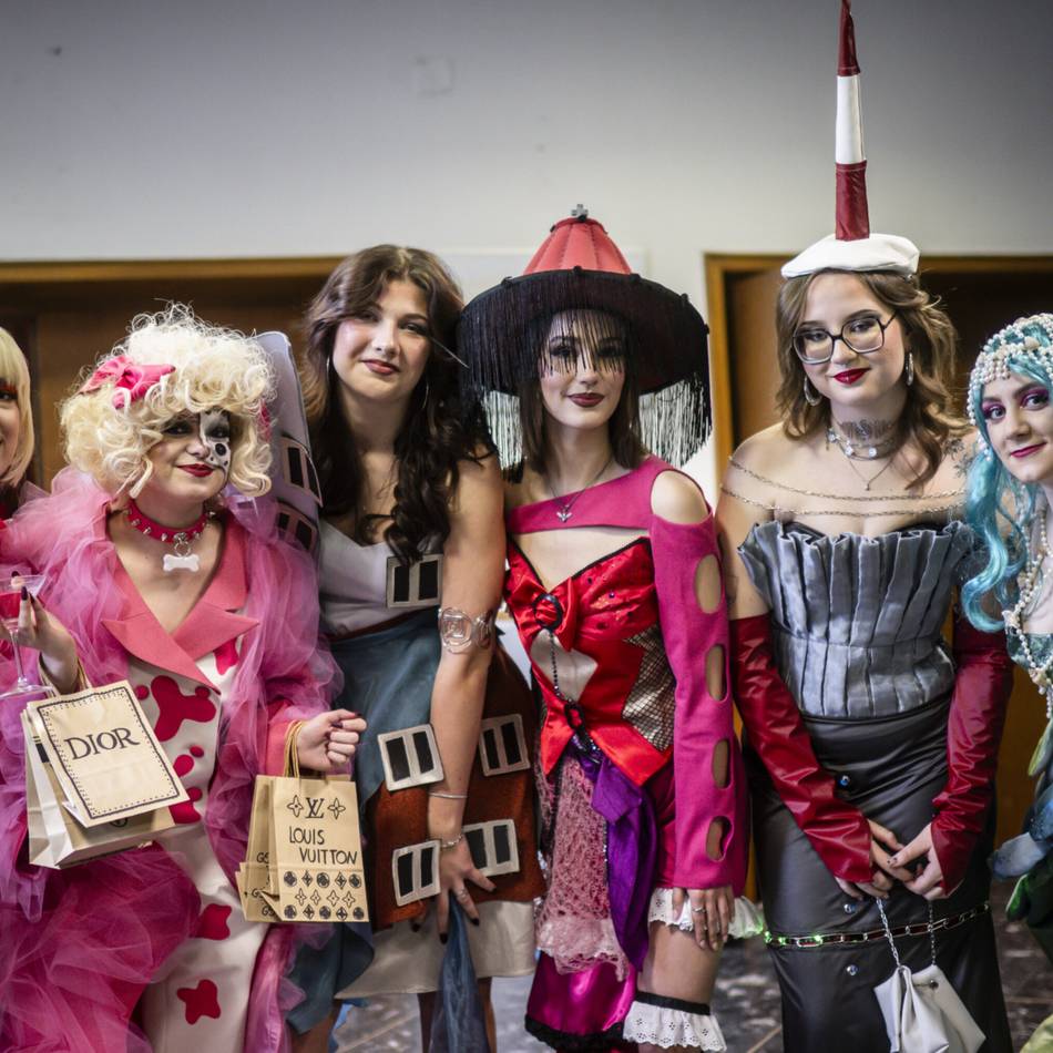 Karneval mal anders: Schüler schneidern Kostüme für das Amazonenkorps