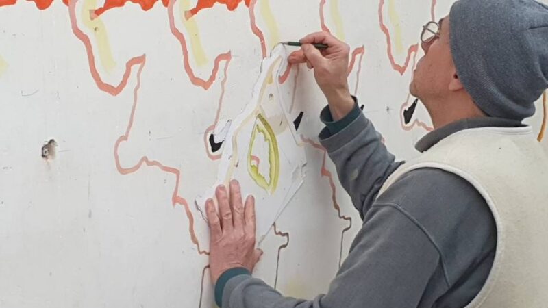 Kunst in Düsseldorf: Ted Green „komponiert“ Bilder auf die Wand