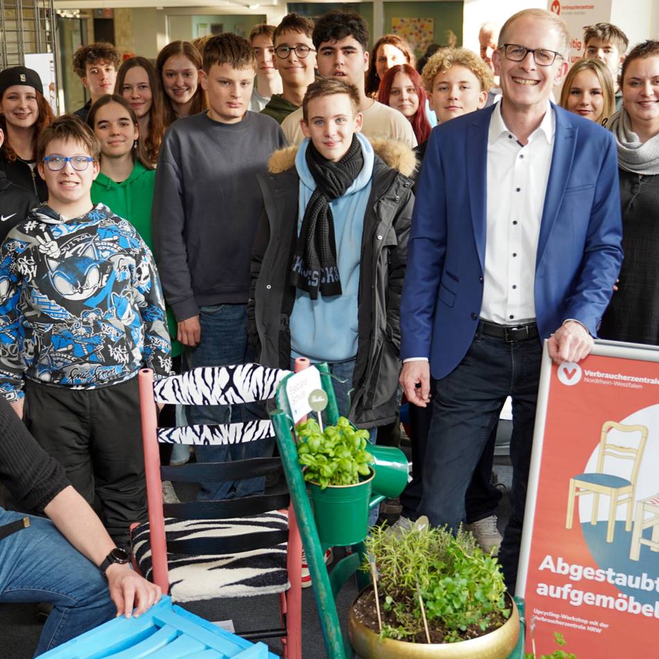 Im Rathaus in Langenfeld: Ausstellung zum Upcycling-Wettbewerb zeigt alte Stühle in neuem Glanz