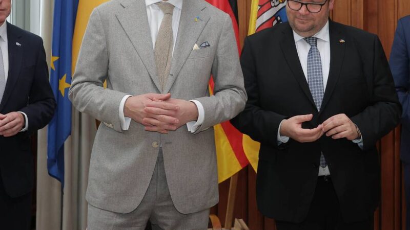 Ukrainischer Botschafter besucht Krefeld:  „Häufig gibt es nur drei Stunden Strom am Tag“