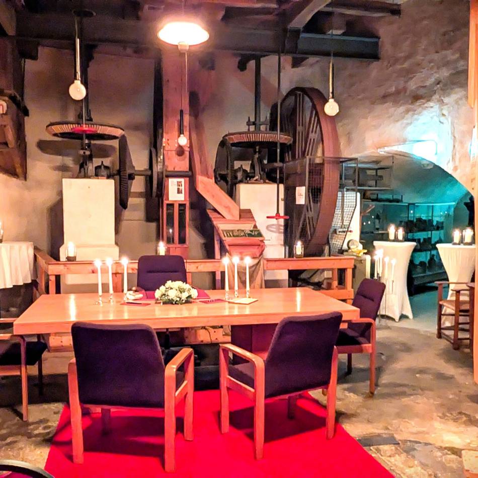 Traum einer romantischen Hochzeit in Brüggen: Das Ja-Wort in einem Meer von Kerzen