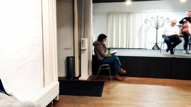 „Haarige Zeiten“: Waschen, Schneiden, Lachen – und die Steuerprüfung