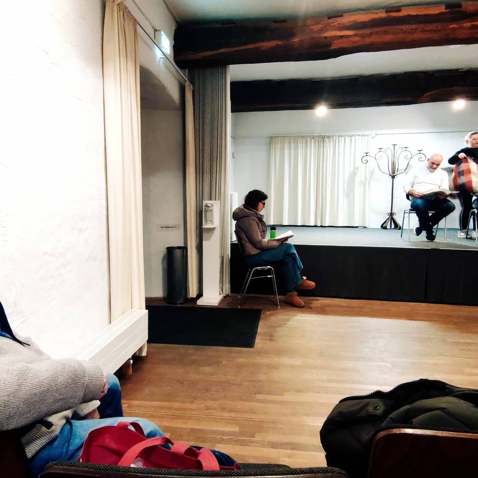 „Haarige Zeiten“: Waschen, Schneiden, Lachen – und die Steuerprüfung