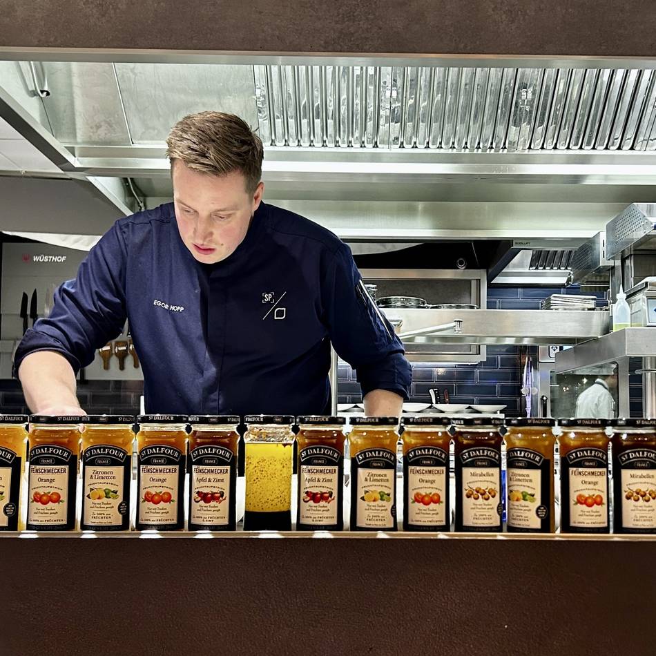 Pierre Gagnaire im Setzkasten: „C’est très bon“ – französische Kochlegende bringt Düsseldorfer Sternekoch ins Schwitzen