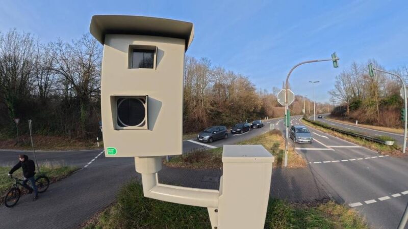 Gerät für Leverkusen kostet 112.000 Euro: Defekter Rotlichtblitzer – FDP kritisiert städtischen Umgang mit Steuergeld