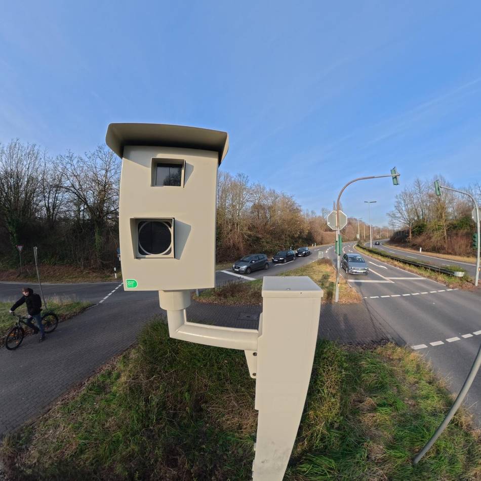 Gerät für Leverkusen kostet 112.000 Euro: Defekter Rotlichtblitzer – FDP kritisiert städtischen Umgang mit Steuergeld