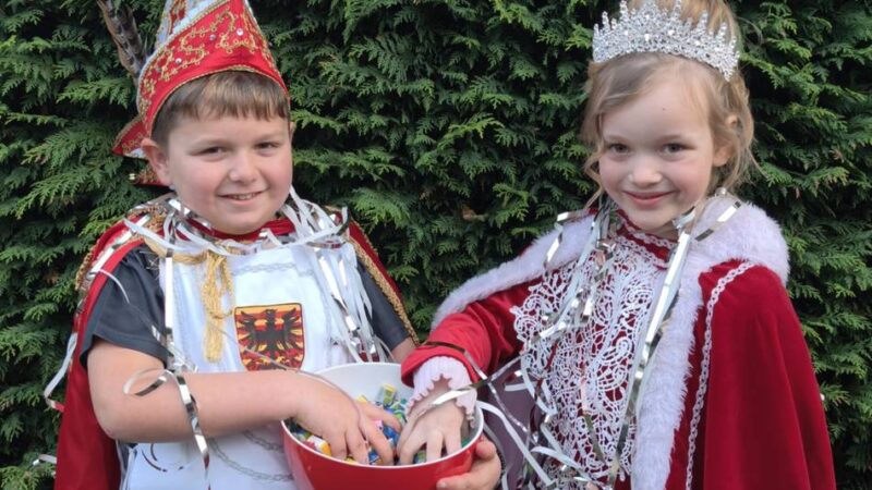 Kleine Tollitäten aus Alpen: „Wenn wir den Tannenbaum abschmücken, laufen Karnevalslieder“