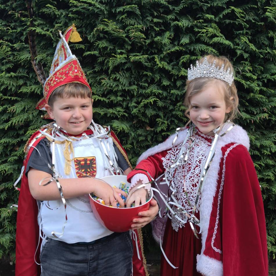 Kleine Tollitäten aus Alpen: „Wenn wir den Tannenbaum abschmücken, laufen Karnevalslieder“
