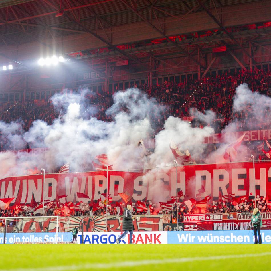 Trotz Jobst-Appell: Fortuna und Bielefeld mit großem Pyro-Spektakel zum Rückrundenauftakt