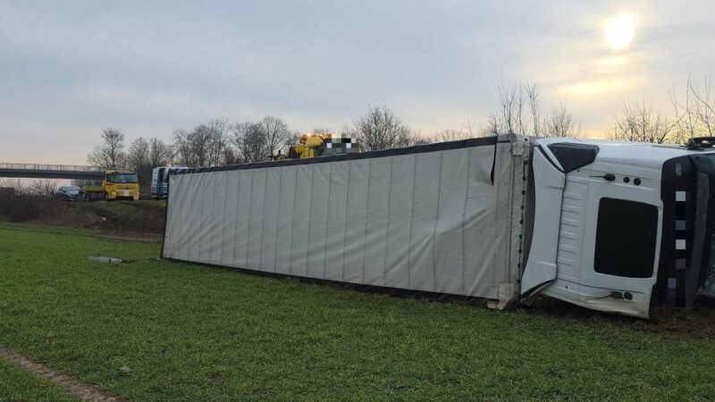 Fahrzeug umgekippt: Lkw verunglückt auf der A46 Richtung Heinsberg