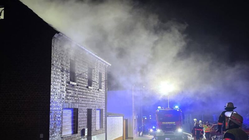 Dachstuhl in Flammen: Leerstehendes Haus in Katzem brennt