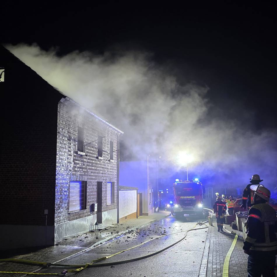 Dachstuhl in Flammen: Leerstehendes Haus in Katzem brennt