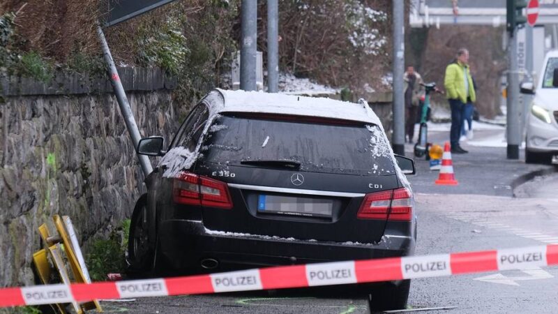 Nach tödlichem Unfall in Mönchengladbach: Autofahrer starb wegen „internistischer Vorerkrankung“