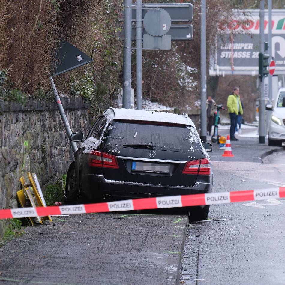 Nach tödlichem Unfall in Mönchengladbach: Autofahrer starb wegen „internistischer Vorerkrankung“