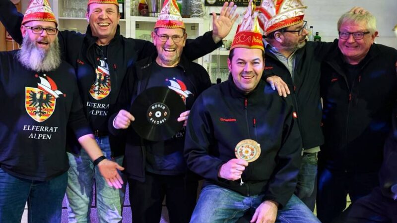 Büttenabend in Alpen: KAB Alpen erblüht zum Karneval