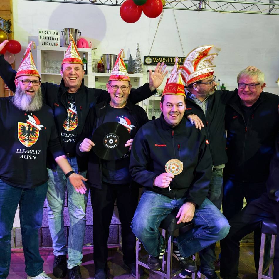 Büttenabend in Alpen: KAB Alpen erblüht zum Karneval