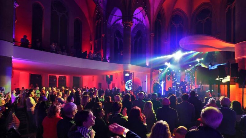 Friedenskirche in Krefeld: Popmusik trifft Kirchenraum: „Church in Colours“ begeistert Publikum