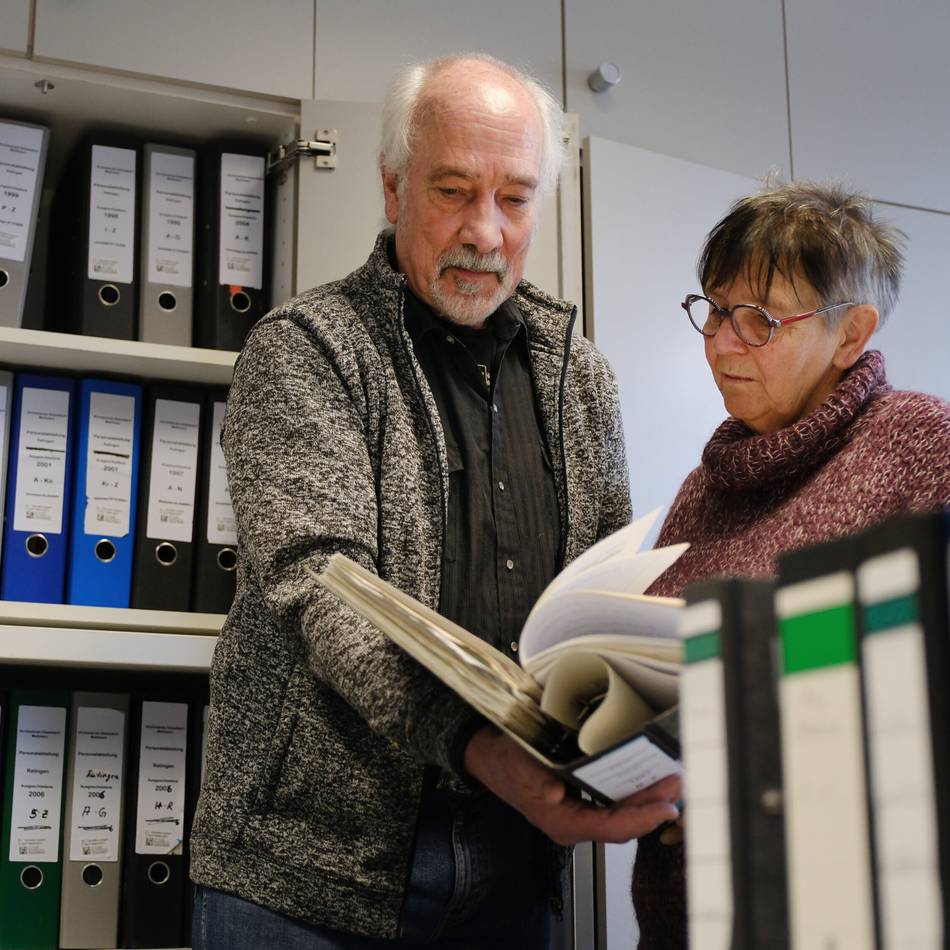 Kirchenkreise suchen in Akten Hinweise auf sexualisierte Gewalt: „Wo Menschen sind, sind auch Täter“