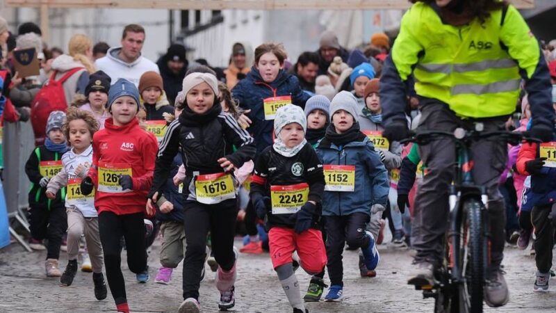 Neujahrslauf in Ratingen: Bambini starteten bestens verpackt