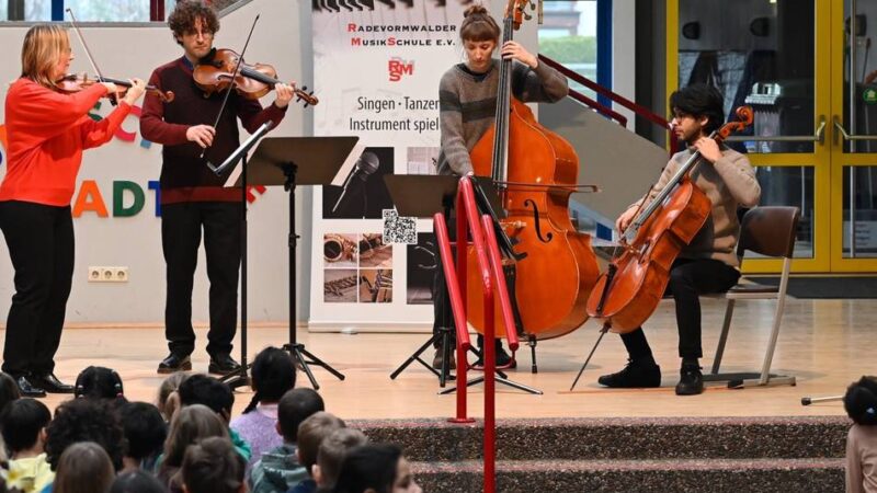 Grundschule in Radevormwald: „Wie klingt ein Kontrabass?“ – „Tief!“