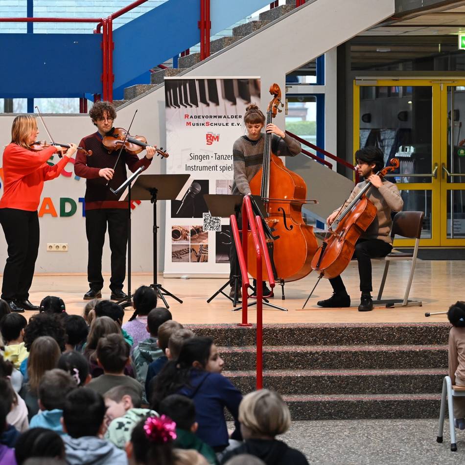 Grundschule in Radevormwald: „Wie klingt ein Kontrabass?“ – „Tief!“