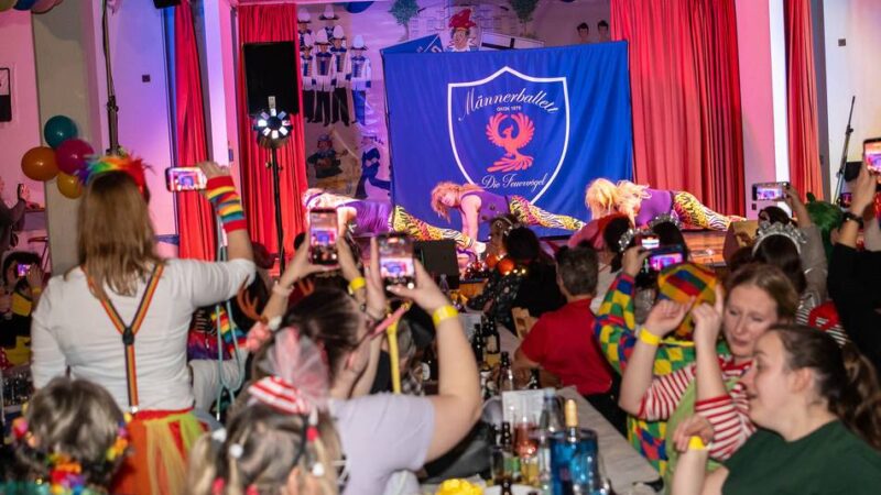 Damensitzung der Narrengarde Blau-Gold in Kaarst: „Haushalt im Minus – wir saufen!“