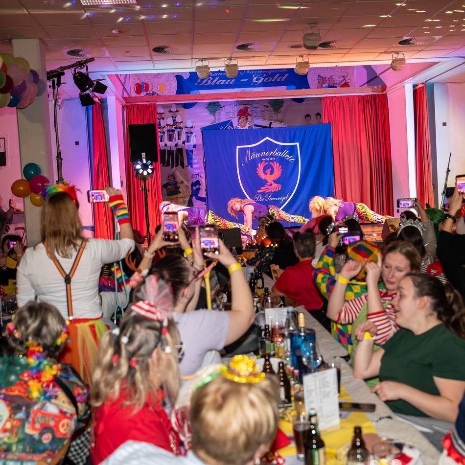 Damensitzung der Narrengarde Blau-Gold in Kaarst: „Haushalt im Minus – wir saufen!“